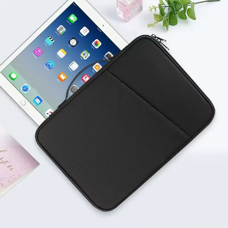 Housse pour ordinateur portable en nylon rembourré noir texturé, avec fermeture à glissière et poche avant, conçue pour s’adapter à une tablette iPad