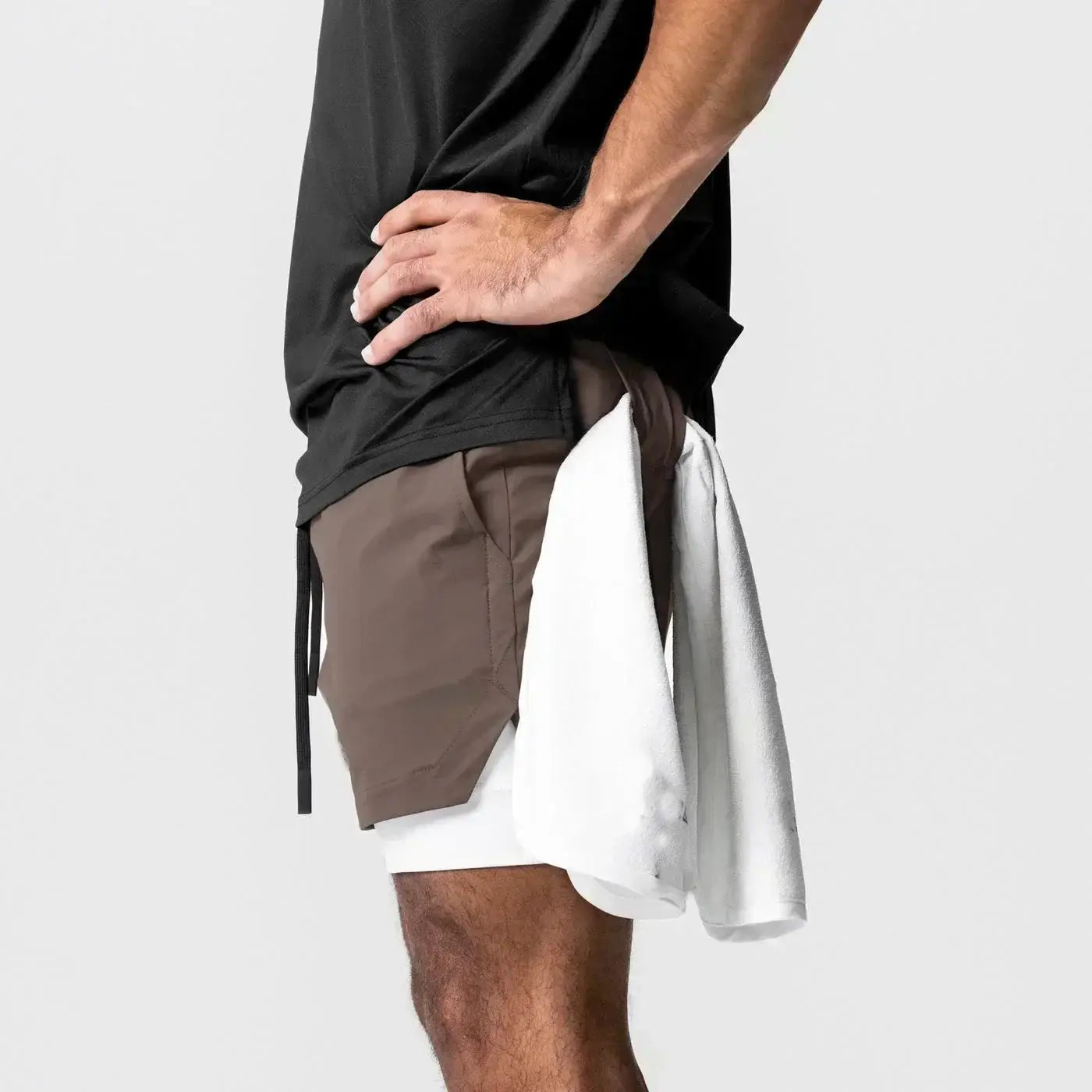 Hombres, pantalones cortos atléticos 2 en 1 para gimnasio color marrón con capa interior blanca, cordón negro, cintura elástica y trabilla para la toalla, para uso en entrenamientos.