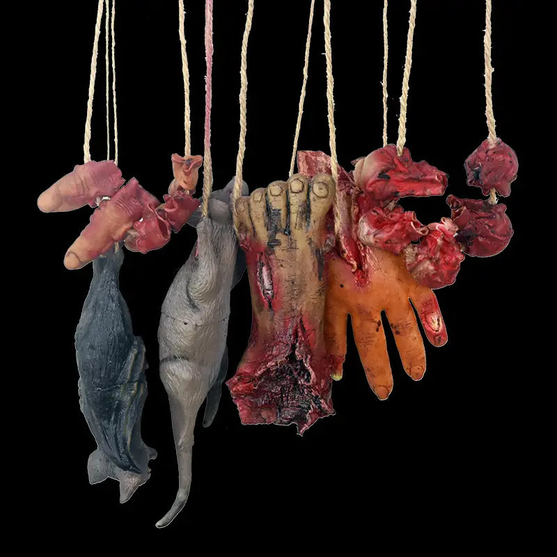 Un ensemble sinistre de fausses parties du corps suspendues d’Halloween sanglantes comprenant des mains et des pieds en plastique pendants, avec des rats fixés, pour une décoration effrayante