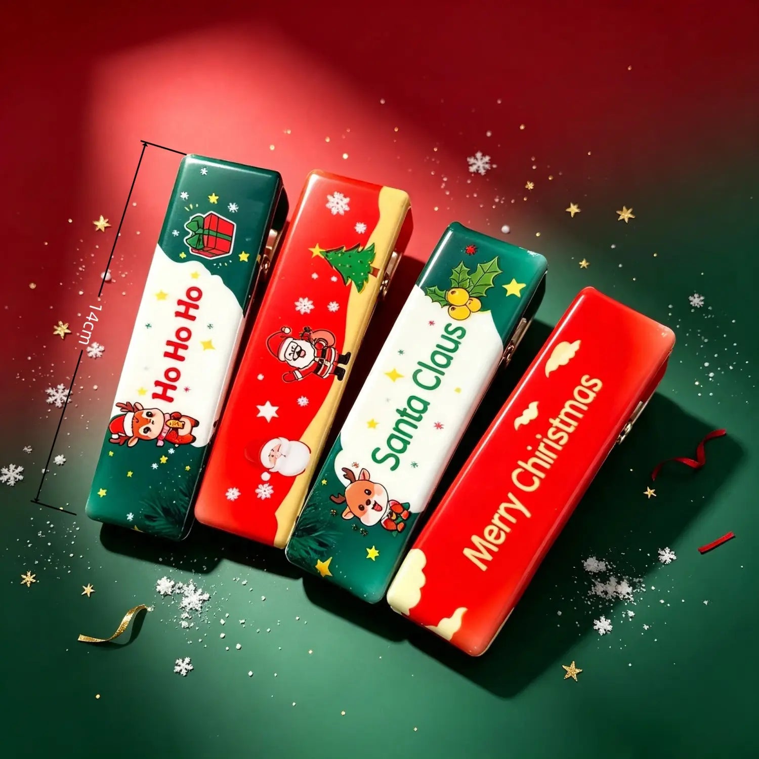 Cuatro pinzas para el cabello festivas con tema de Navidad, con diseños coloridos de temporada y texto sobre superficies de plástico brillante, presentadas junto con un juguete antiestrés blandible de alivio lento con tema de Santa Claus de Navidad.