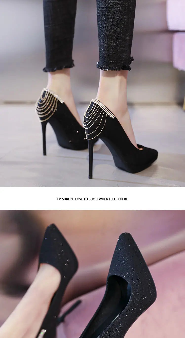 Schwarze High-Heel-Plateau-Bridal-Pumps mit funkelndem Glitter-Finish und eleganter Goldkettenverzierung auf der Rückseite für Kristall-Hochzeitschuhe.