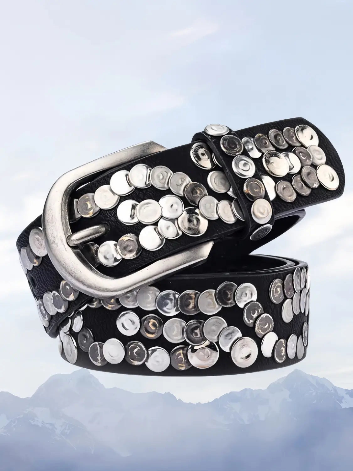 Ceinture punk en cuir clouté pour femmes, en cuir noir, ornée de clous circulaires à tons argentés et d’une boucle métallique polie.