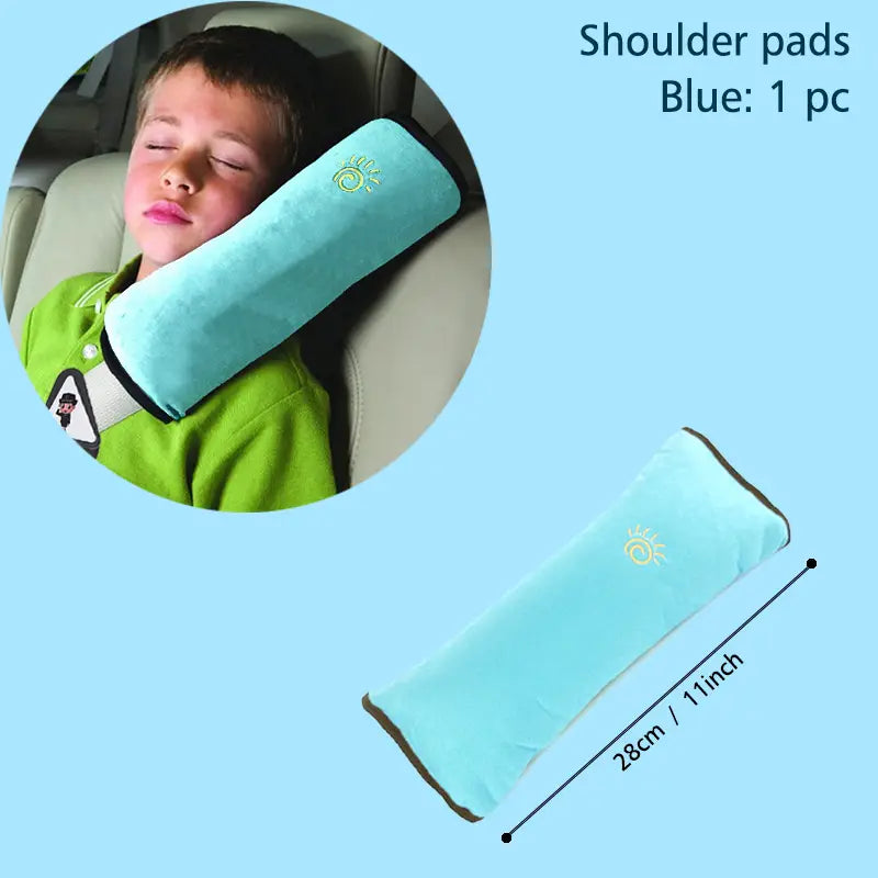 淡い水色の、やわらかな肌触りの子ども用カーシートベルト用肩クッション。控えめな刺繍入り太陽デザインをあしらえています。