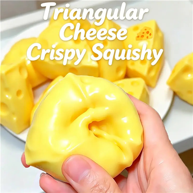 Jouet sensoriel de type balle anti-stress en forme d’arachide jaune, en forme de triangle de fromage, avec une surface texturée brillante et de petits détails de perforations rappelant le fromage suisse.