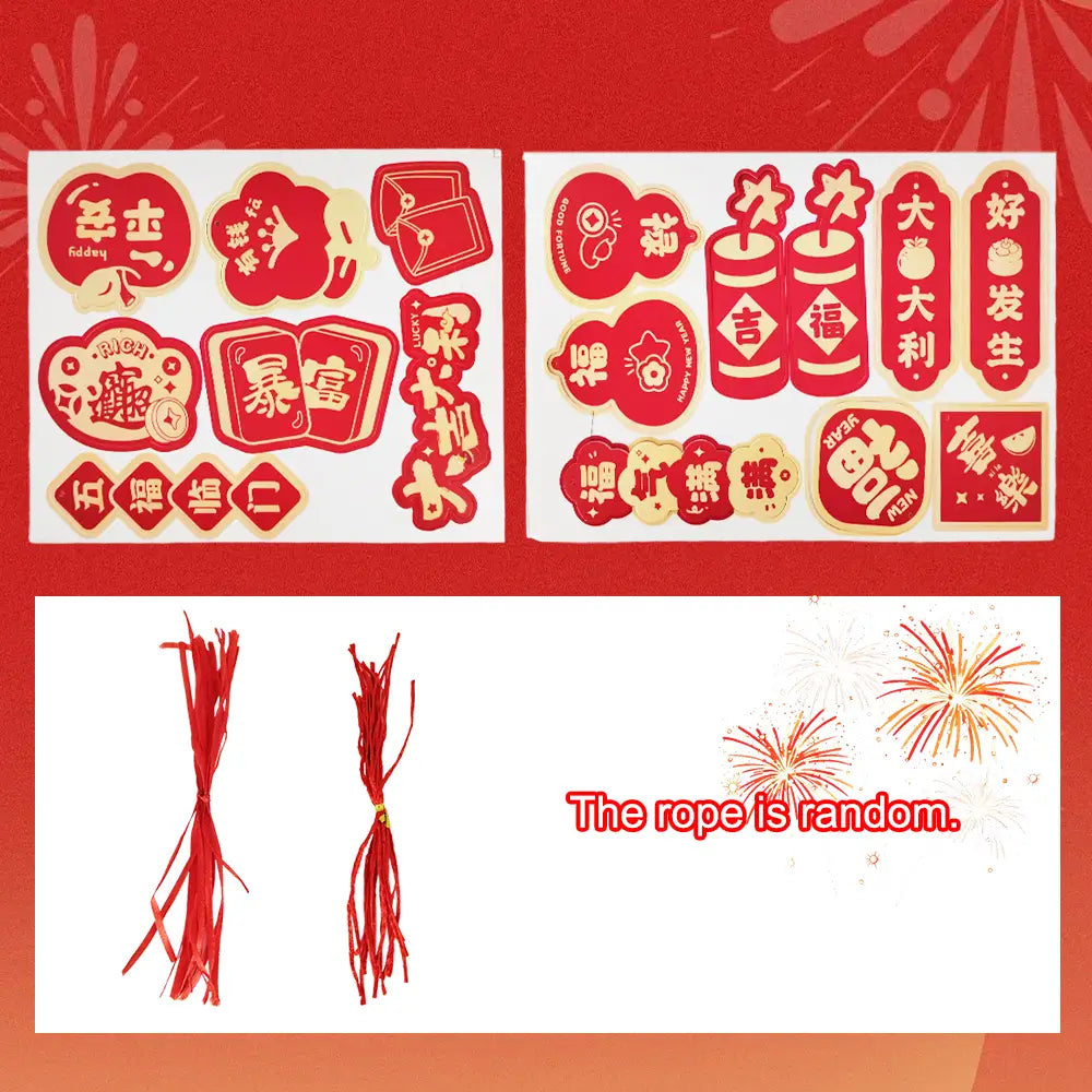 Recortes de papel festivos en rojo y dorado que presentan saludos del Año Nuevo Chino dentro de un conjunto de colgantes del Año Nuevo Chino con decoraciones festivas rojas.