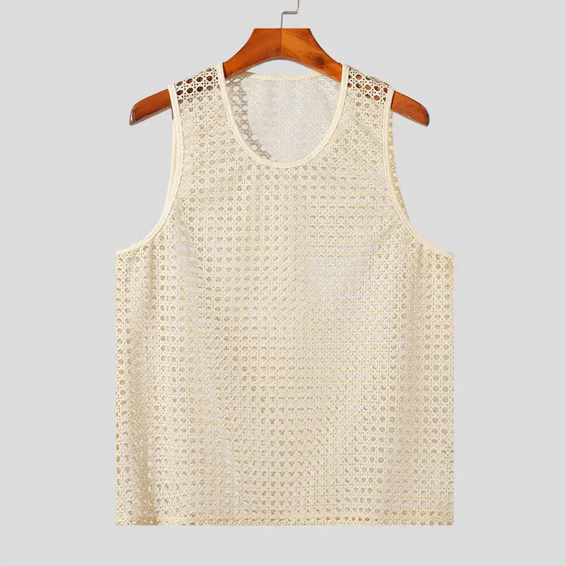 Débardeur en maille couleur crème pour hommes, présentant des détails de dentelle raffinés et une encolure ronde, conçu comme une chemise d’été décontractée sans manches.