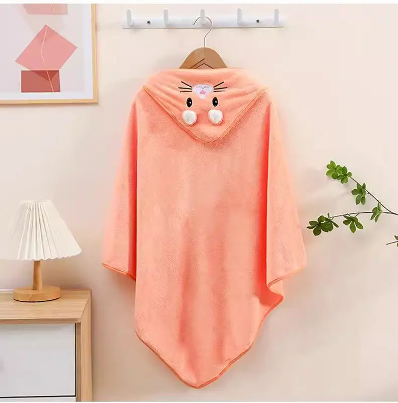 Ein weiches pfirsichfarbenes Plüsch-Kapuzen-Baby-Badetuch mit einem niedlichen Katzengesicht-Design auf der Vorderseite.