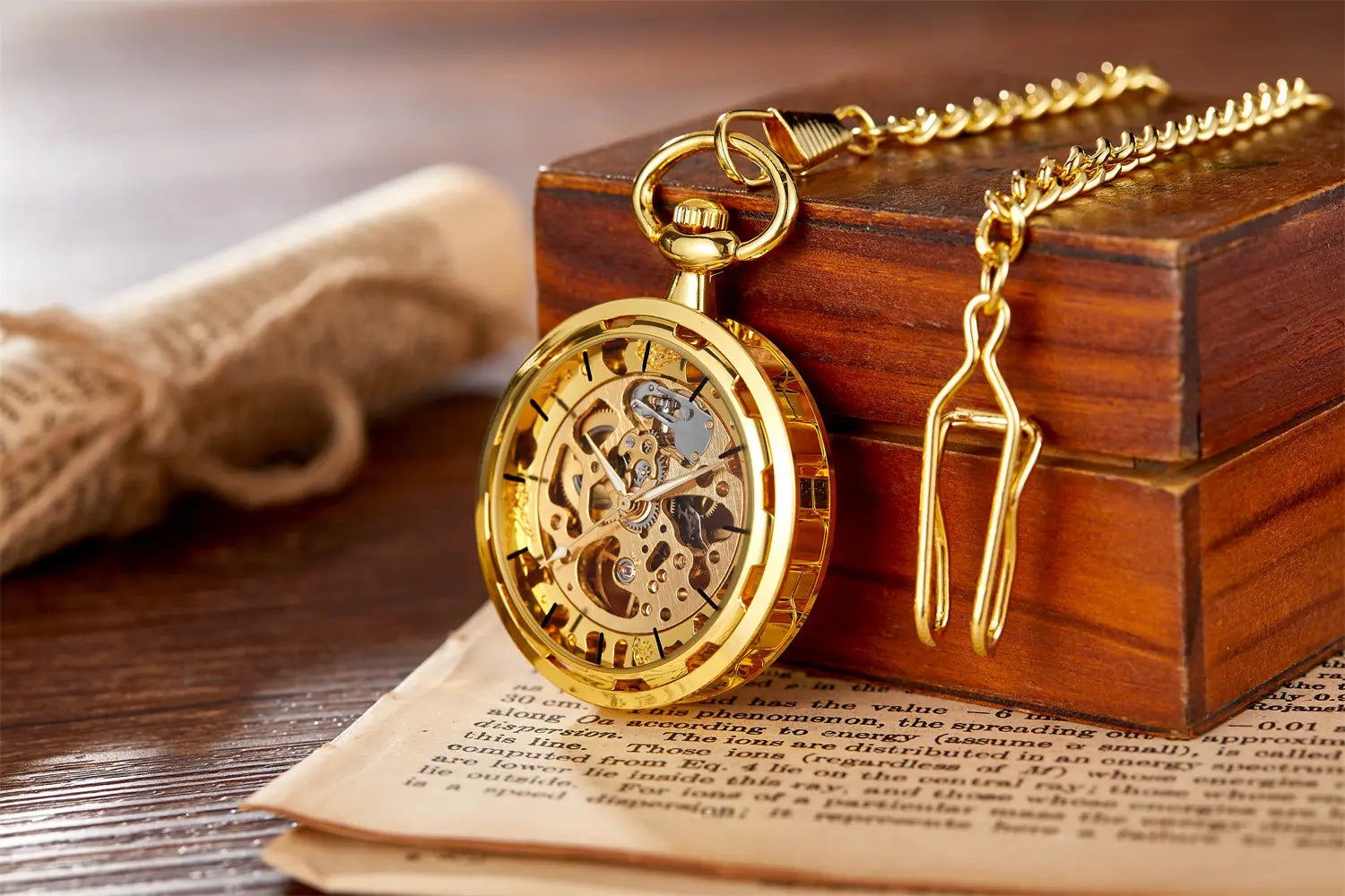 Montre de poche mécanique à tonalité or avec design squelette, engrenages internes visibles et chaîne assortie, avec mouvement à remontage manuel.