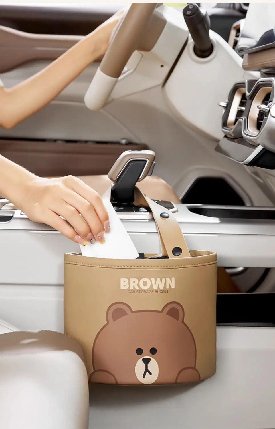Cubo de almacenamiento para coche de piel sintética con textura suave color camel, con un tierno rostro de oso marrón y marca en color marrón para la organización del asiento trasero.