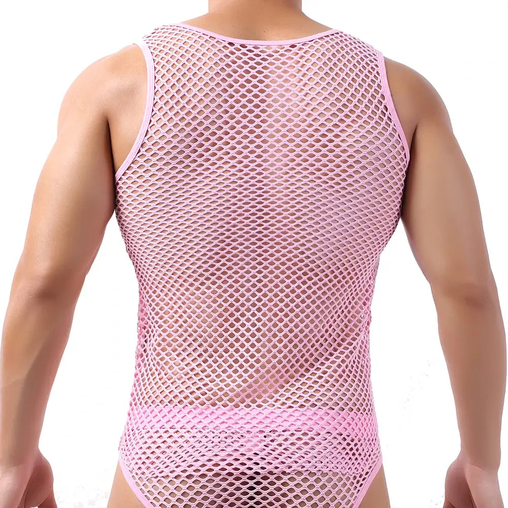 Camiseta interior tipo malla rosa para hombre con ajuste ceñido y tirantes reforzados en los hombros, diseñada como chaleco sin mangas transpirable para hombres.
