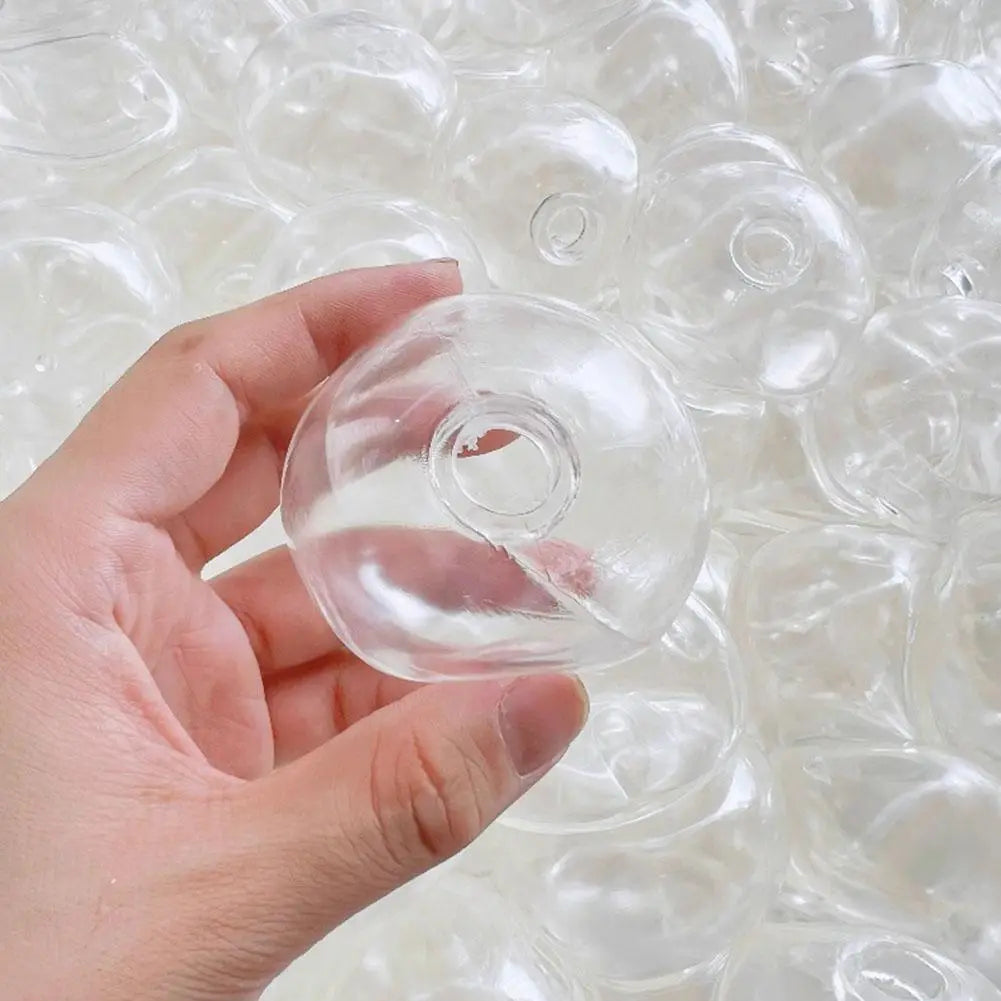 Un bouchon de bouteille en plastique transparent utilisé comme composant dans un jouet antistress sensoriel fait main en forme de balle molle.