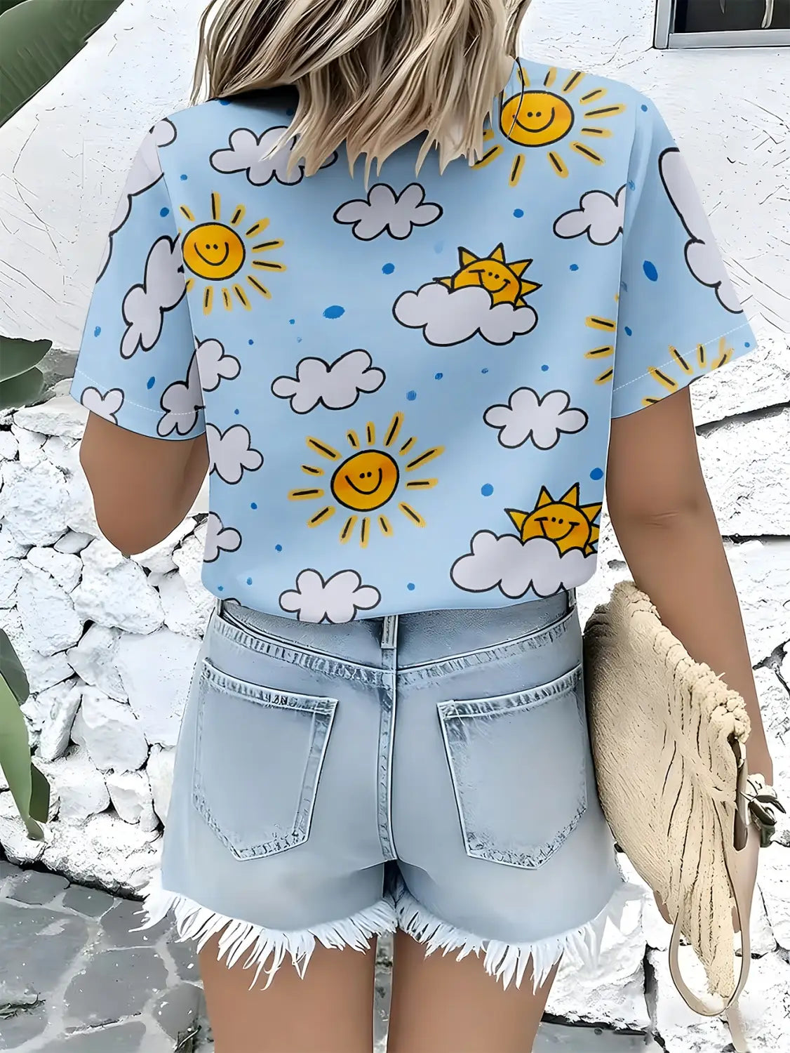 hellblaue Polyester-Freizeitbluse für Damen mit Sonnenprint, mit kurzen Ärmeln, mit einem fröhlichen Muster aus lachenden gelben Sonnen und weißen Wolken.