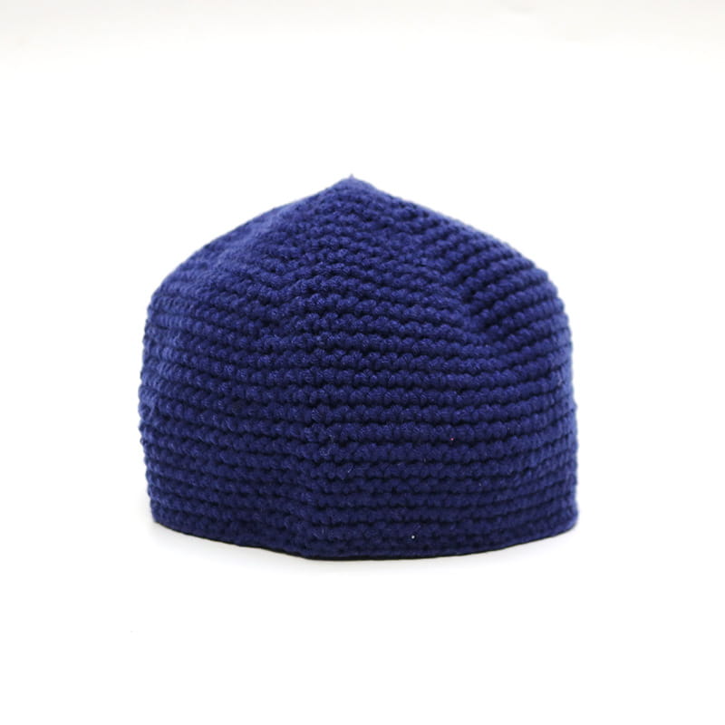 Gorro de oración musulmana de punto azul marino para invierno, tipo kufi, con un patrón acanalado texturizado.