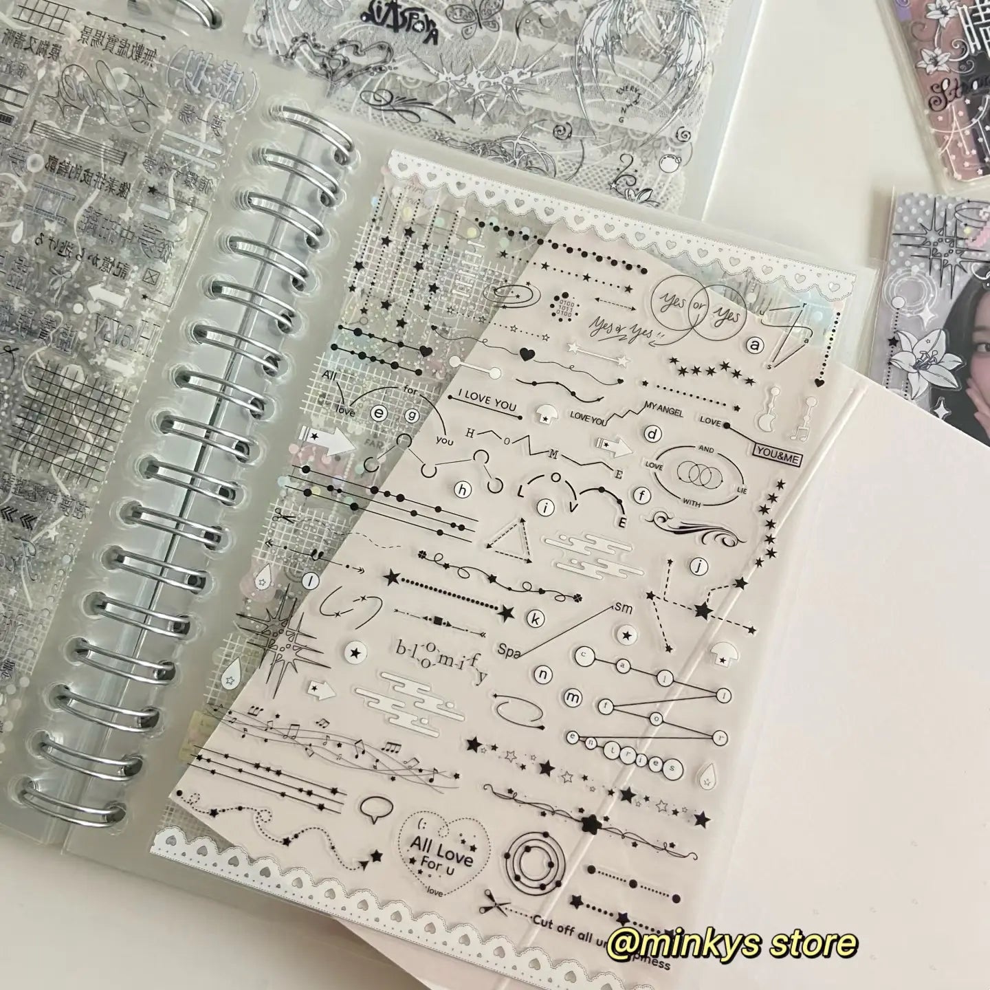 klare Kunststoff-Stempelplatte mit schwarzer Tinte, Stern-, Herz-, Pfeil- und Love-Phrase-Designs für „kawaii kpop sticker book spiral journal stationery“.