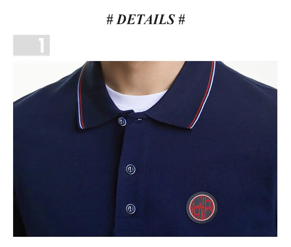 Herren-Poloshirt aus Baumwolle in Marineblau mit weißem und rotem, gestreiftem Kontrastbesatz am Kragen, silbernen Knöpfen und einem runden, bestickten Logo auf der linken Brust.