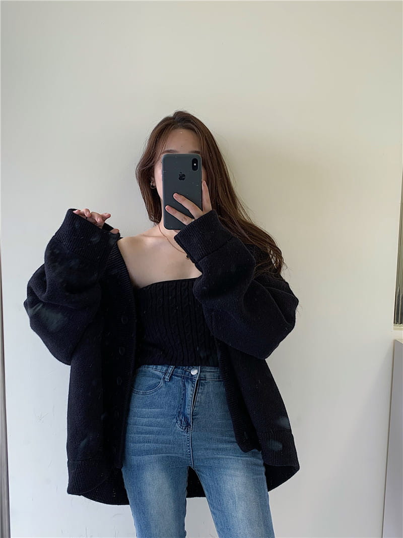Schwarze Oversize-Strickjacke mit strukturierter, leicht abgenutzter Optik aus dem stilvollen Retro-Wickelbrust-Strick-Set aus zwei Teilen.
