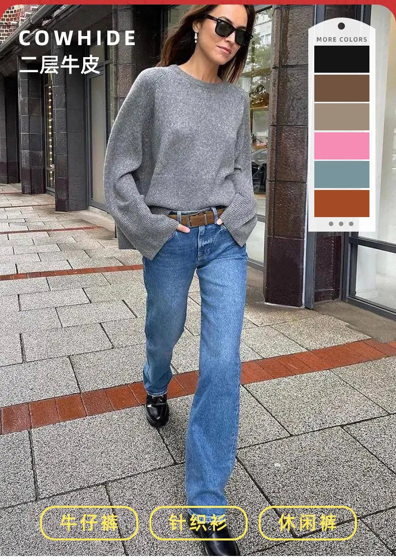 女性用のグレーカラーのオーバーサイズニットセーター。2層構造のカウハイドレザーで作られたカジュアルストラップと、ゴールドバックルのベルト付き（本革・ゴールドバックル・カジュアルストラップ）。