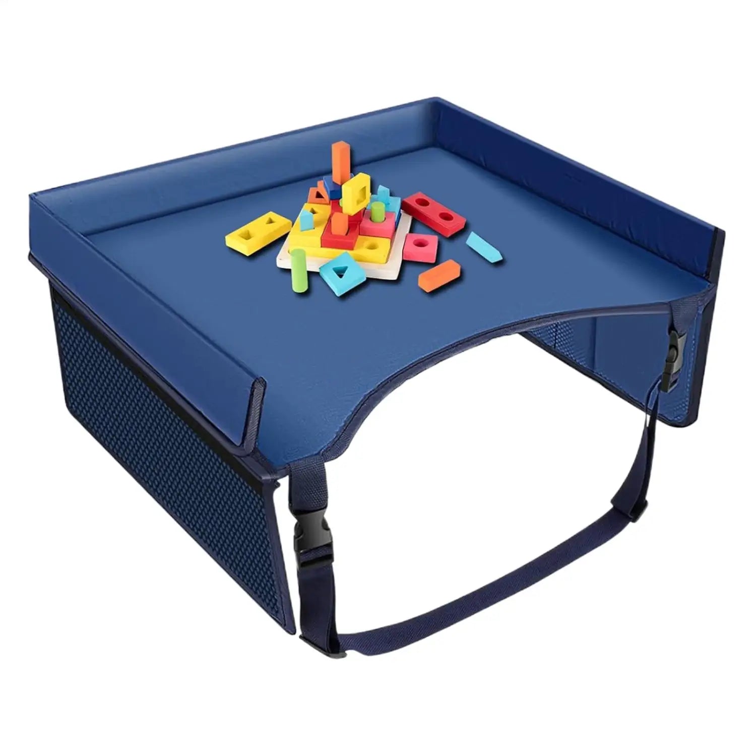 Plateau de voyage pour enfants rembourré bleu pour la voiture et l’avion, avec poches latérales en maille et sangles réglables, présenté côté arrière.