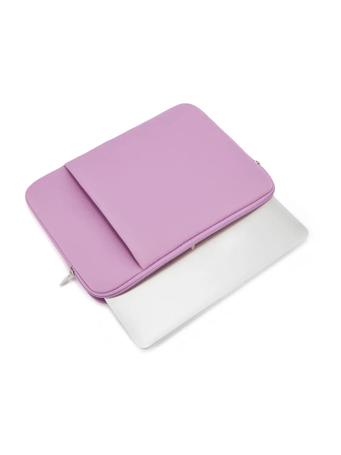 Eine weiche fliederfarbene multifunktionale Neopren-Laptoptasche mit Reißverschlussverschluss und Frontfach, um ein schlankes weißes Notebook von 11 bis 17 Zoll zu schützen und zu transportieren.