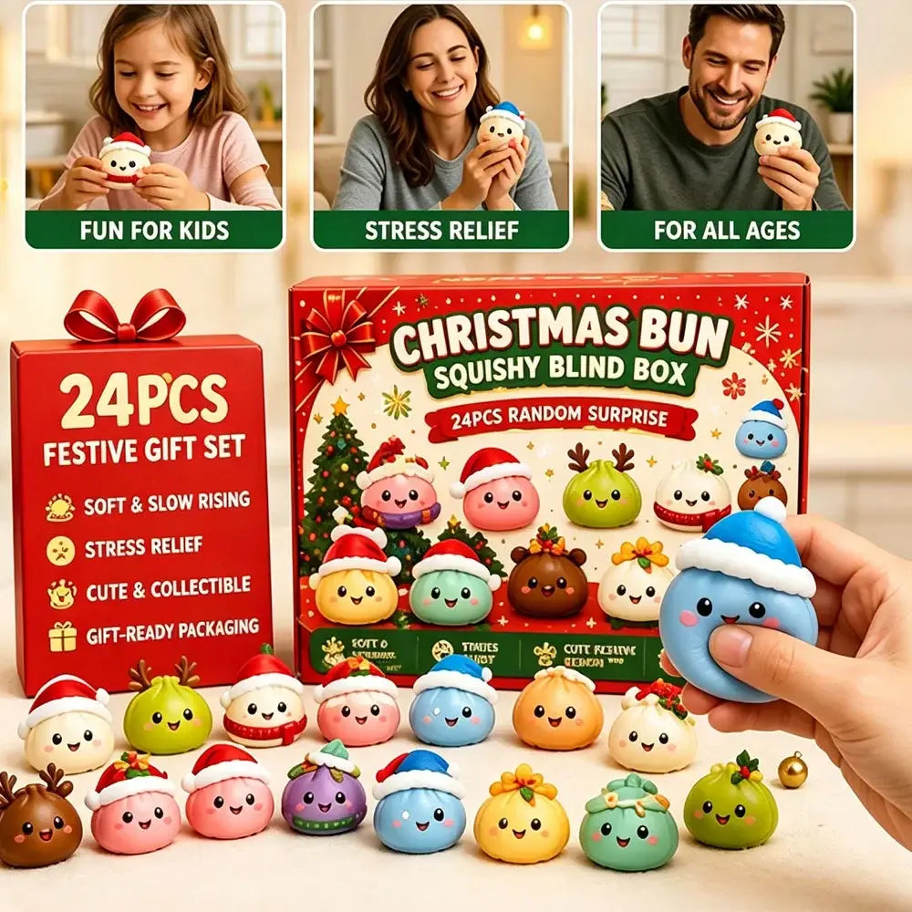 Vue de face d’un petit objet « squishy » bleu de Noël en forme de boule portant un bonnet du Père Noël avec une bordure blanche, provenant du calendrier de l’Avent de « squishy » de Noël.