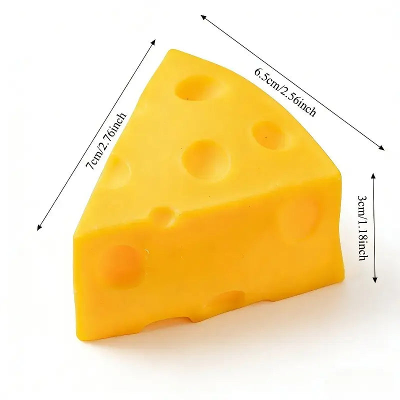 Éponge de cuisine en silicone jaune de forme triangulaire rappelant le fromage, avec des trous caractéristiques, utilisée comme jouet sensoriel antistress à faire lentement monter et comme cadeau pour les fêtes.