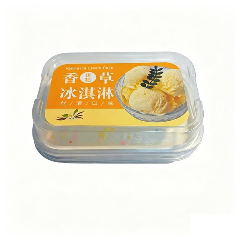 simuliertes Speiseeis-Slow-Rising-Fidget-Spielzeug in Form einer Vanille-Eiscreme-Torte in einem transparenten Kunststoffbehälter mit einem orangefarbenen Etikett, das chinesische Schriftzeichen sowie eine Abbildung von Löffelportionen zeigt.