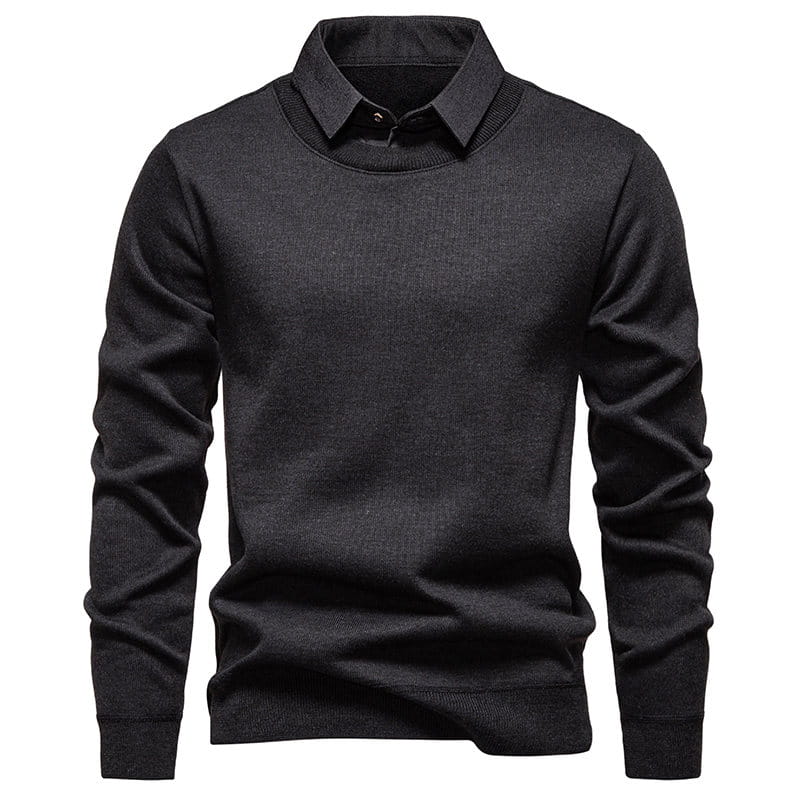 Schwarzer Pullover mit Stehkragen und Strickjersey-Polo-Optik mit langen Ärmeln und gerippten Bündchen aus Strickmaterial.