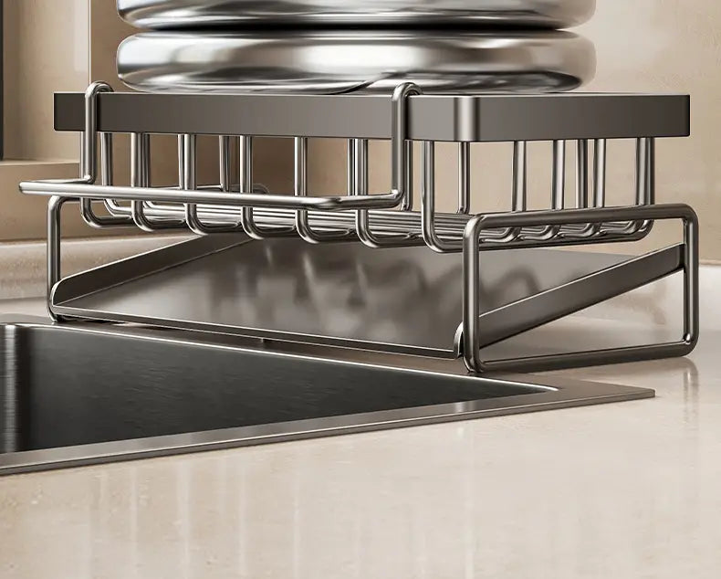 Organizador para fregadero de cocina de acero inoxidable con un diseño moderno y elegante, con una bandeja de base plana y una construcción metálica resistente.