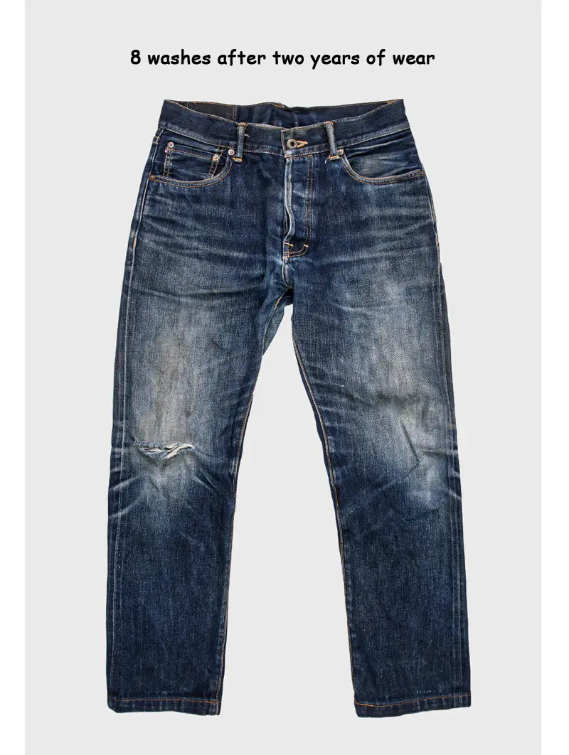 Jean en selvedge slim droit 16 oz « red tornado » à lavage foncé, avec des zones délavées et une déchirure nettement visible au niveau du genou.