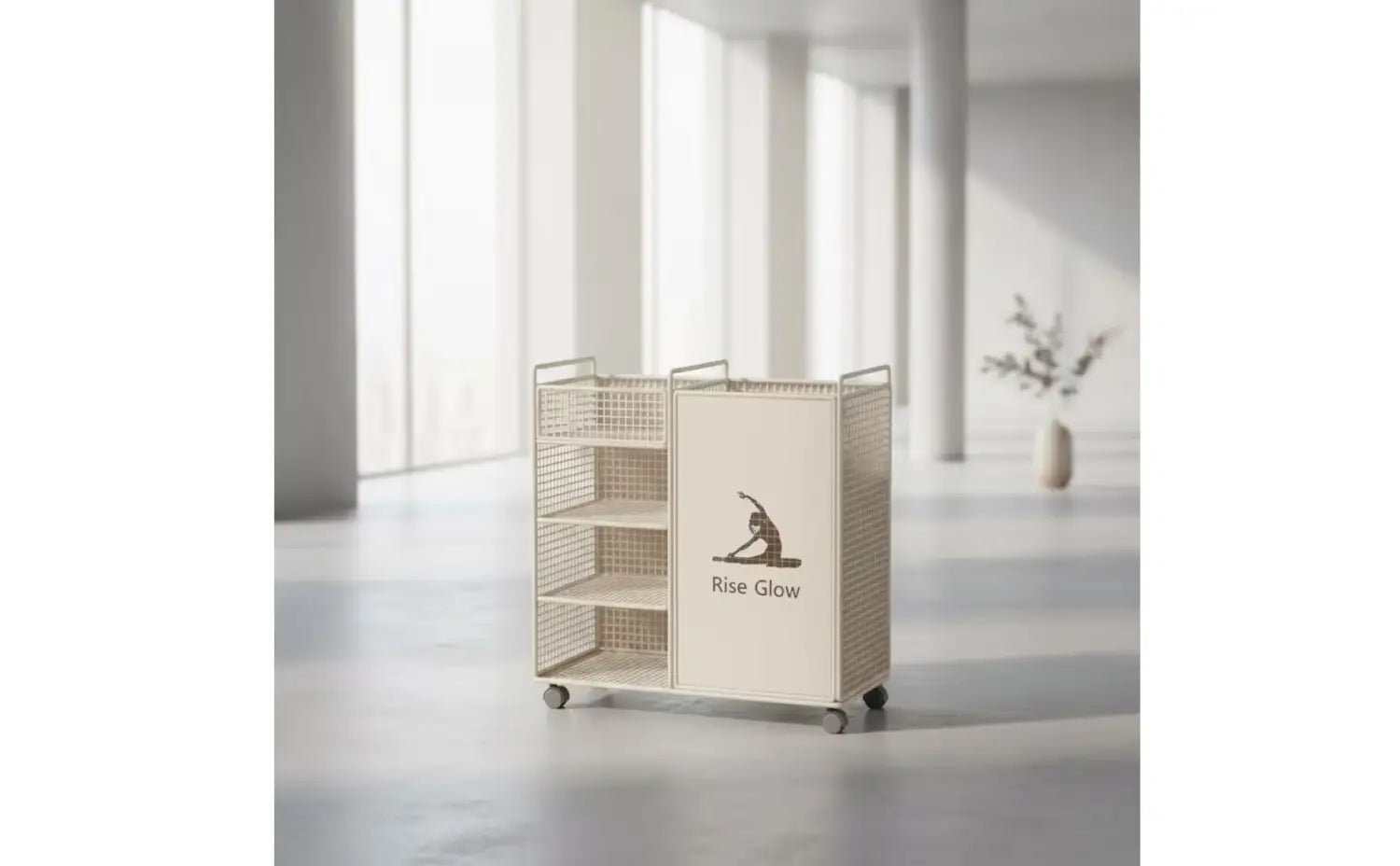 Chariot de rangement roulant pour équipements de fitness en maille beige, avec panneau central comportant le logo rise glow et une silhouette de posture de yoga pour un rangement d’entraînement organisé