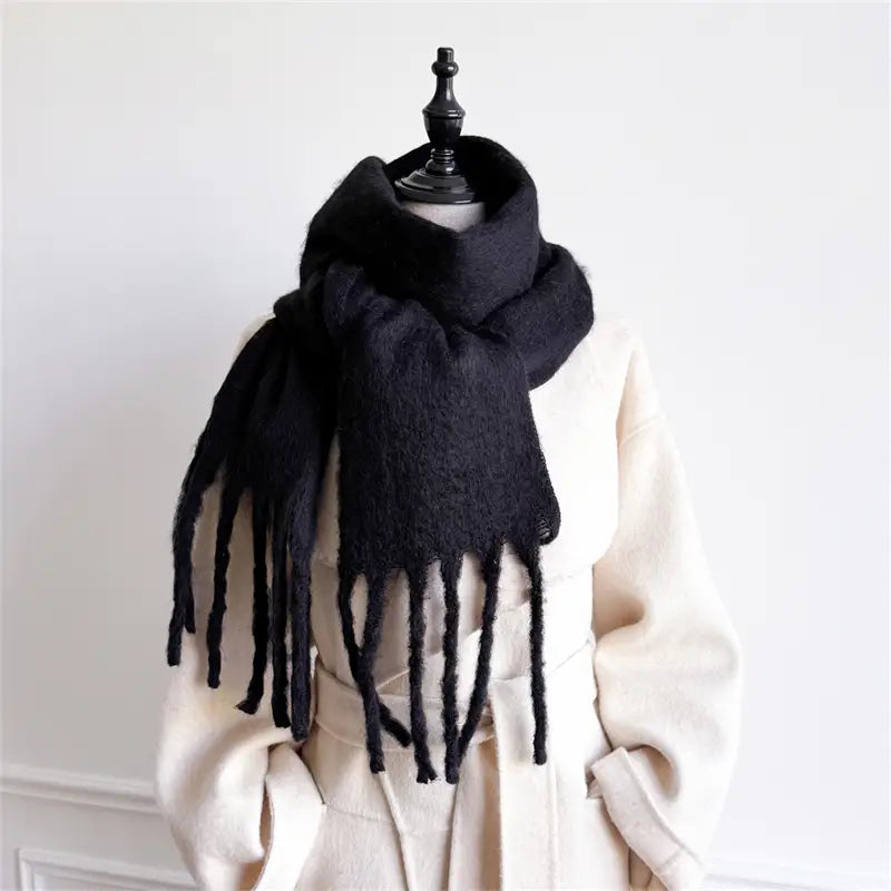 Ein flauschiger schwarzer Damenschal mit Cashmere-ähnlichem Gefühl für den Winter mit weicher, samtig-flauschiger Textur und langen, gefransten Tassels.