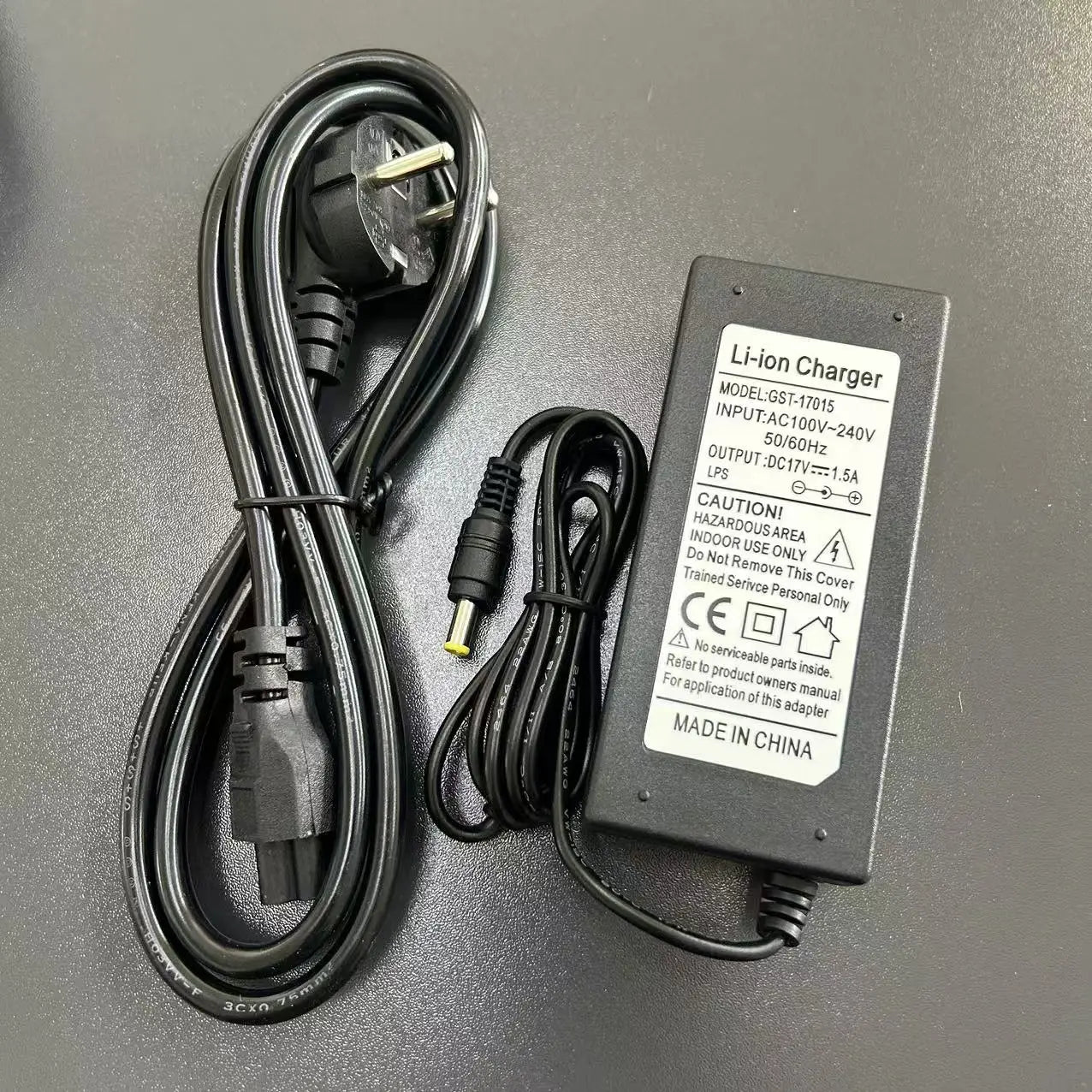 Schwarzplastik Ilsintech Swift KF4a Akkuladegerät-Netzadapter mit gewendeltem Netzkabel und Anschlussmodell GST-17015 für das Laden des Swift KF4a KF4-Akkus