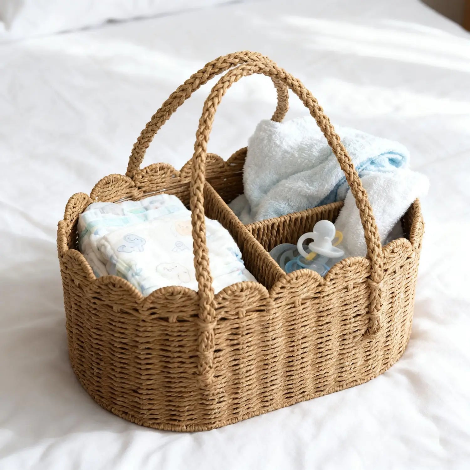 Beiger geflochtener Rattan-Wickelkorb mit geschwungenen (gezackten) Kanten, geflochtenen Griffen und herausnehmbaren Trennwänden zur Organisation der Babyausstattung