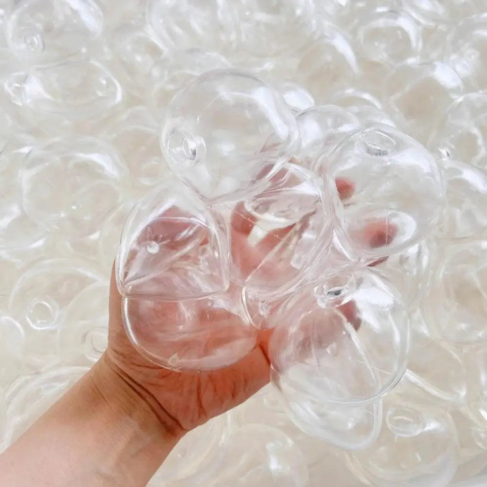Des jouets-bulles en plastique transparent, faits main, conçus comme jouets antistress en forme de balle molle sensorielle.