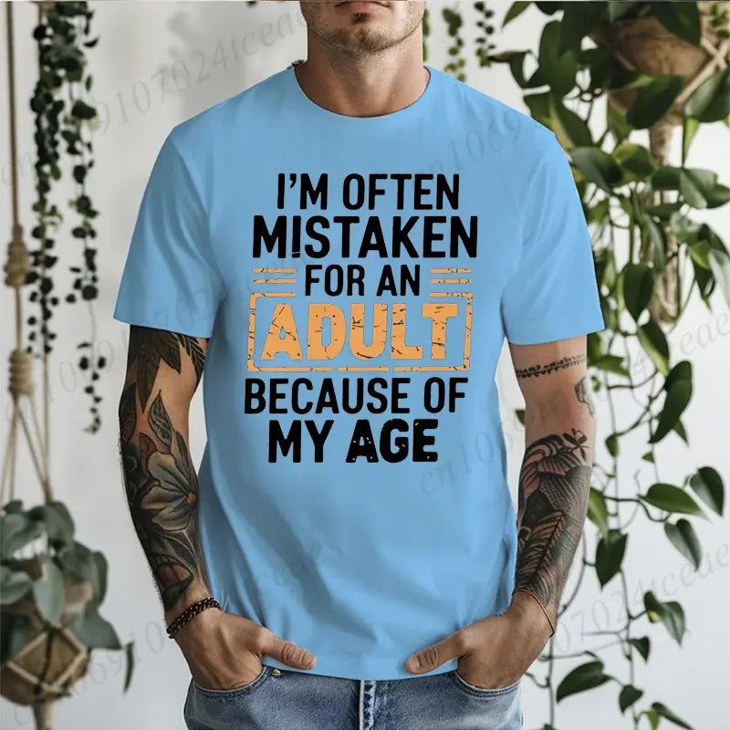 Camiseta de algodón azul claro con texto desgastado negro y naranja con un mensaje humorístico sobre la edad para adultos en una camiseta con gráfico humorístico de adulto de broma para mayores.