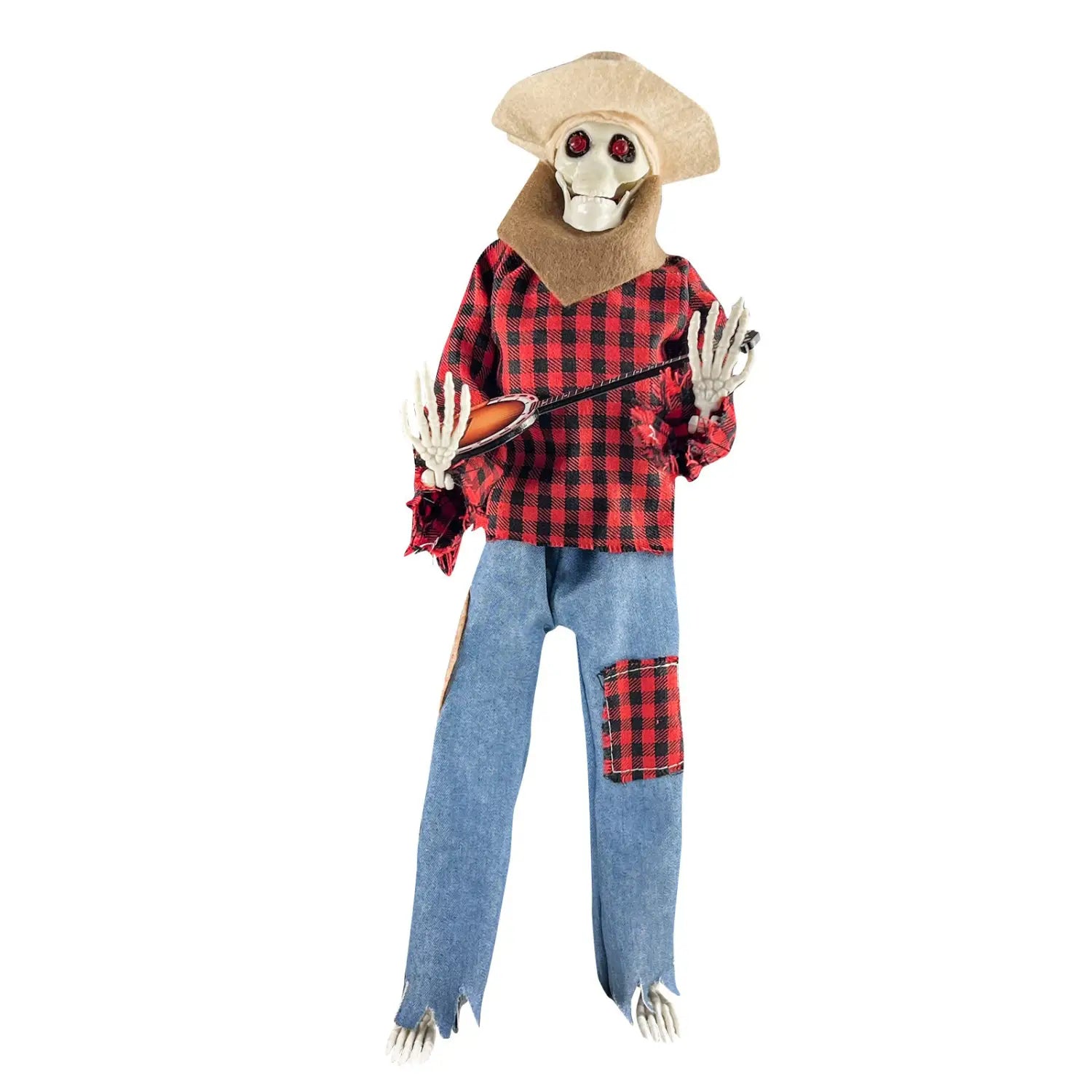 Una decoración luminosa de calavera que presenta a un jugador de banjo, con una figura de espantapájaros-calavera que lleva una camisa de cuadros roja y negra, jeans azules con detalles de parches y un sombrero color beige.