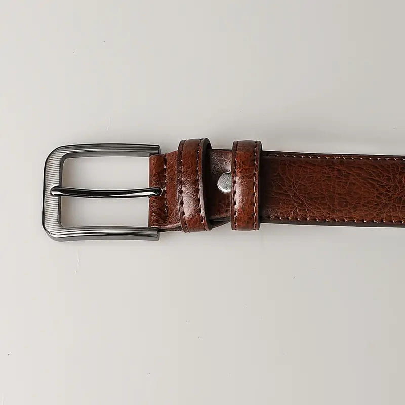 Ceinture pour hommes en simili cuir marron avec boucle à broche ton argent, affichée de face.
