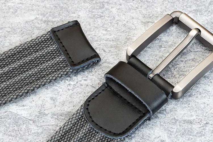 Ceinture pour homme en toile tissée noire avec boucle à épingle à tons argentés et sangles de maintien en cuir noir.