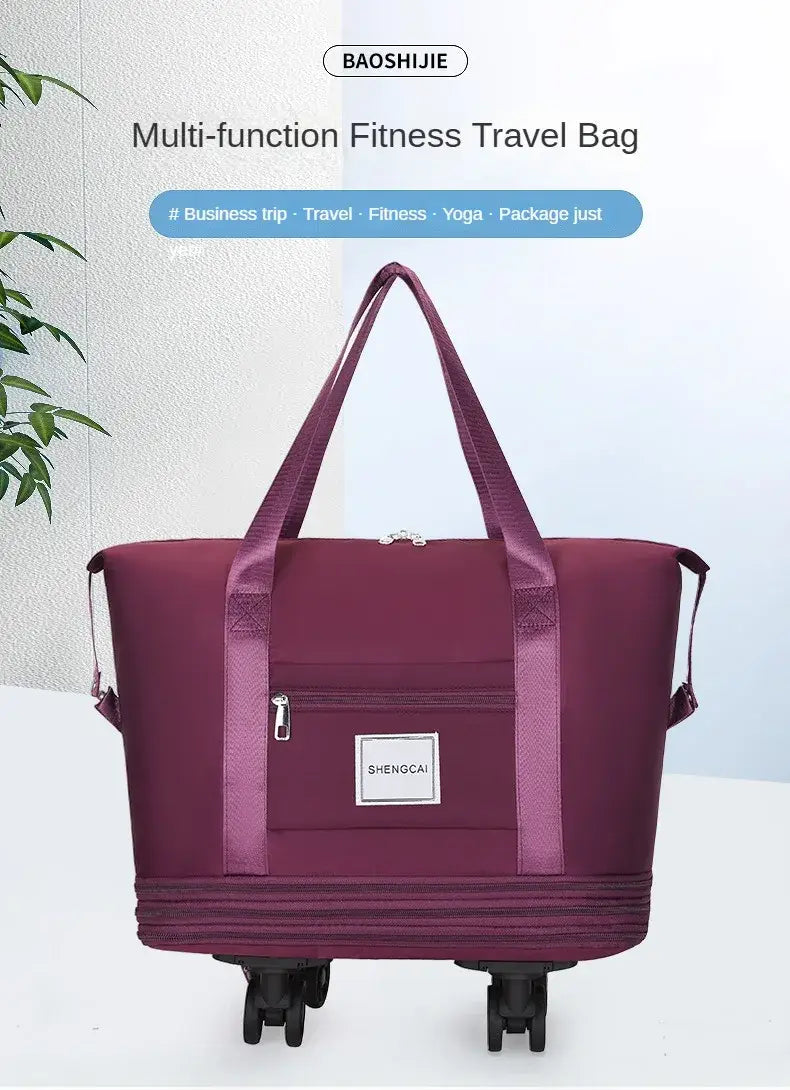Un sac de voyage duffel baoshijie bordeaux, en tissu bordeaux, à grande capacité, avec deux poignées supérieures, une poche avant à fermeture éclair avec un patch d’étiquette blanche shengcai, et quatre roues noires pour des déplacements pratiques.