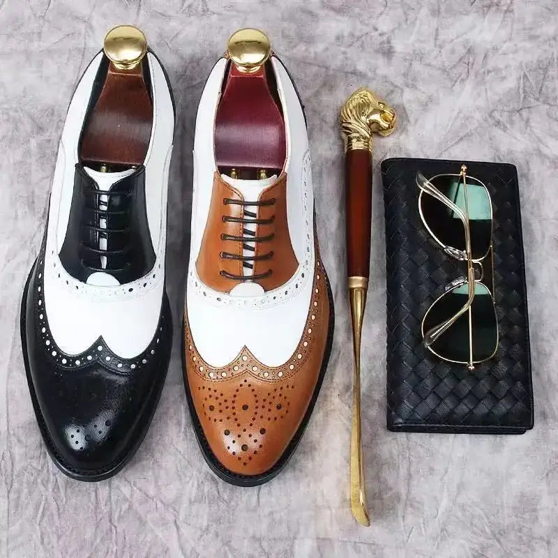 Par de zapatos de vestir Oxford tipo brogue bicolor para hombre, en cuero negro y blanco con ojales de tono dorado, y en cuero color ante y blanco con detalles a juego.