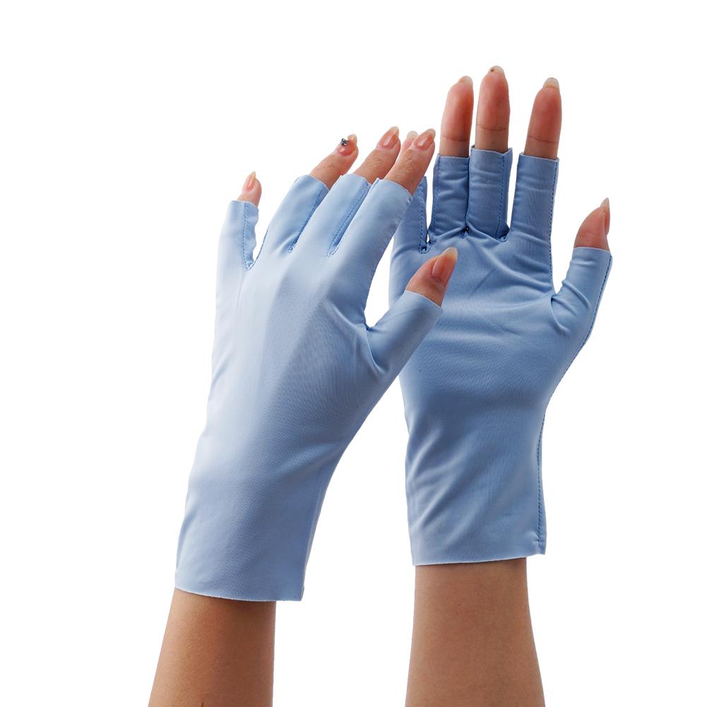 Guantes de conducción sin dedos para mujeres, de color azul claro, con protección UV, fabricados con tejido liso, mostrados desde el lado posterior.