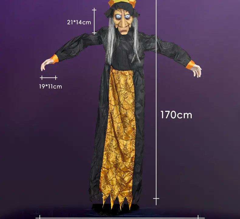 une figurine animée de sorcière d’Halloween suspendue de 170 cm pour maison hantée, avec une robe noire aux manches et poignets bordés d’orange, de longs cheveux argentés-gris, des yeux bleus lumineux et une jupe ornée à motifs dorés, conçue comme décoration électrique de type jouet hanté.