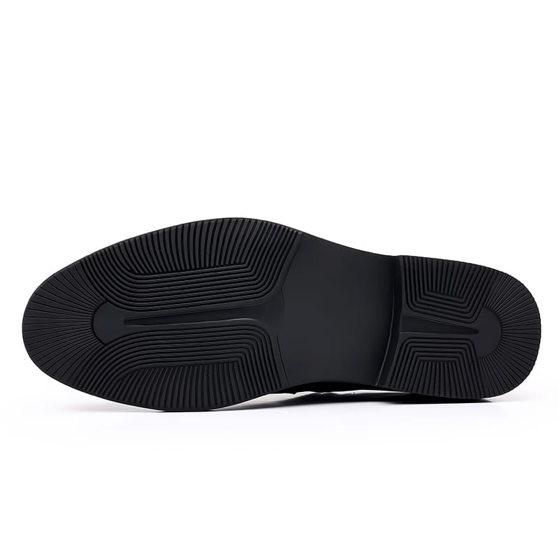 Semelle en caoutchouc noir avec motif de crampons texturé, conception de chaussures habillées à enfiler en cuir pour hommes, marron.