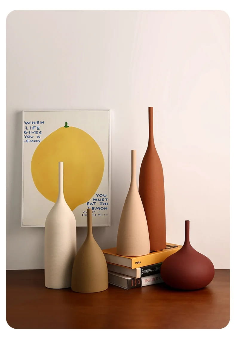 Conjunto de cinco jarrones de cerámica minimalistas en tonos tierra con siluetas modernas elegantes y acabado mate para decoración Wabi Sabi.