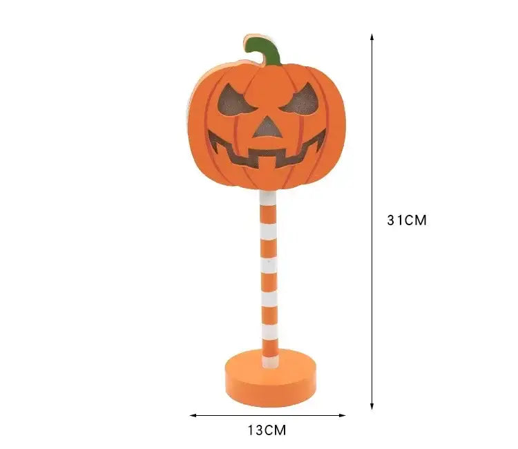 Oranger geschnitzter Kürbis als Dekoration mit schwarzen Gesichtszügen, montiert auf einem gestreiften orange-weißen Stab an einer Halloween-LED-Nachtlampe mit Wasserschutz-Dekoration.
