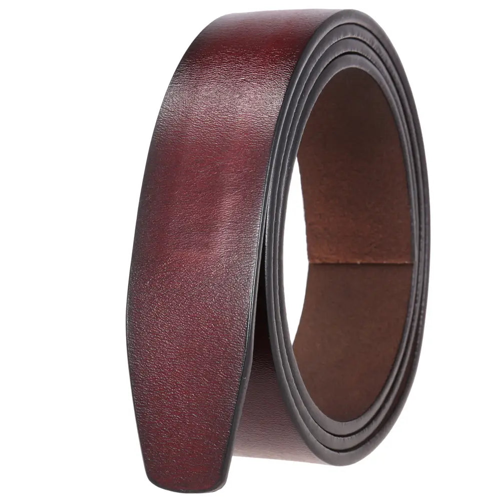 Une sangle enroulée pour ceinture en cuir à cliquet pour homme, sangle sans trous, 3,5 cm, en cuir bordeaux riche, texture lisse et surpiqûres visibles le long des bords.