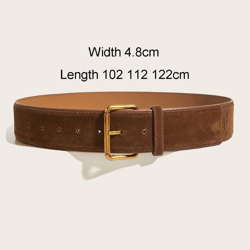 Ceinture large en daim marron pour femmes, avec une boucle à la finition dorée et plusieurs options de longueur.