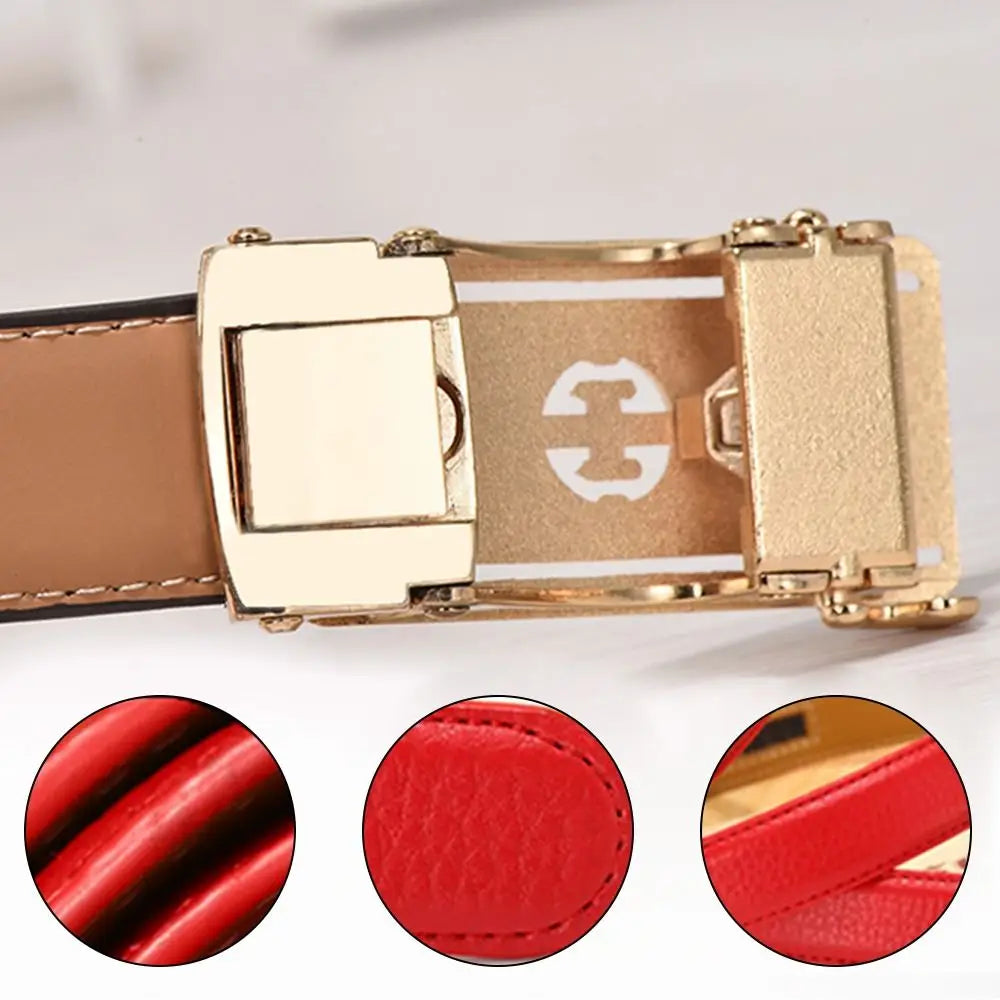 Ceinture à boucle automatique en cuir véritable pour femmes avec boucle automatique plaquée or sur cuir camel, avec accents en cuir rouge, détail en gros plan.