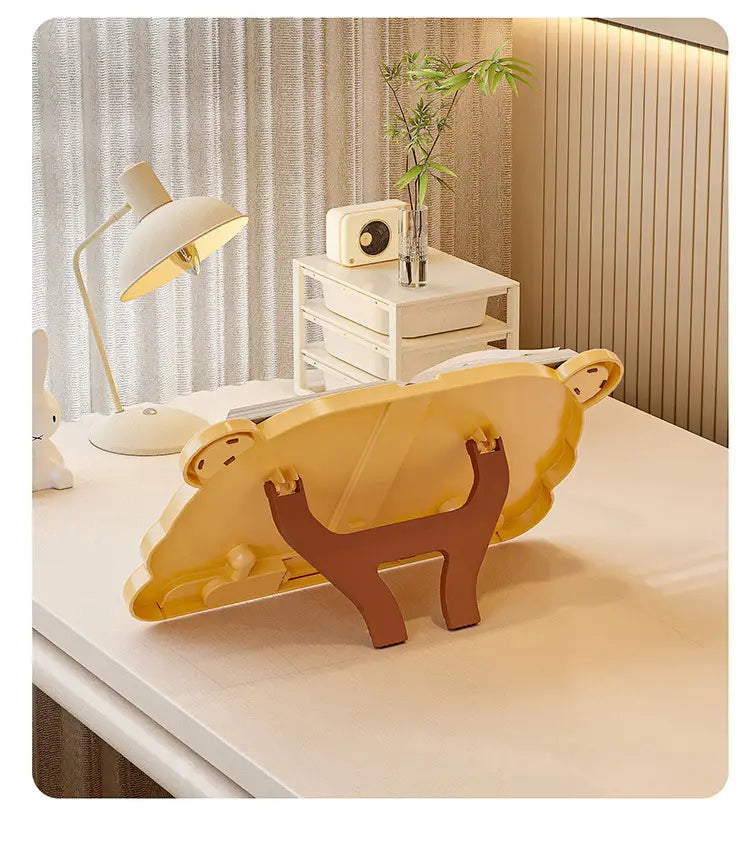 Gelber Kunststoff-Lese-Stand für Kinder in Bärenform, gestaltet wie ein Schwein, mit braunen Beinen und Ohren, entworfen als Laptop- und Buchhalter.
