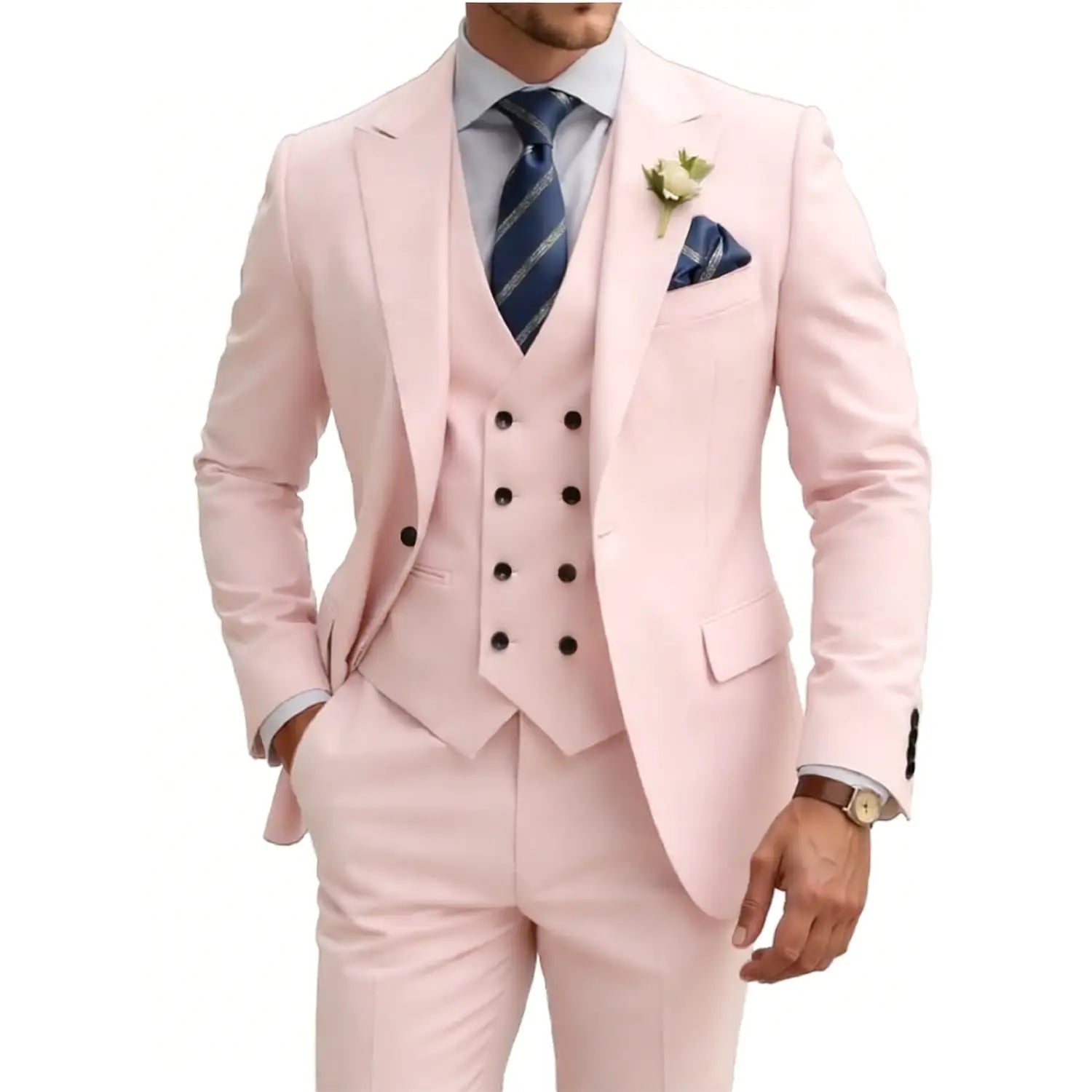 Un costume trois pièces beige rose, taillé, pour hommes, en coupe croisée double boutonnage, avec un gilet et un pantalon assortis, présentant des boutons noirs et des plis discrets.